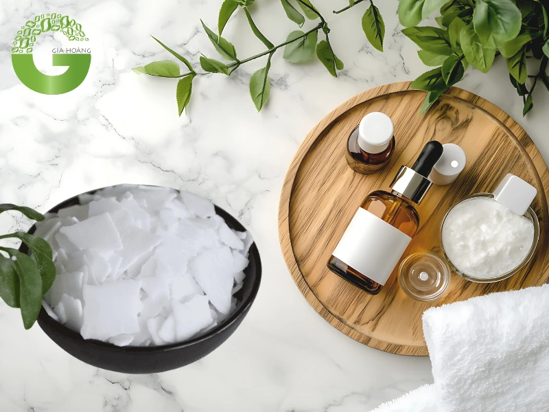 Xút Vảy (NaOH) Trong Sản Xuất Mỹ Phẩm: Ứng Dụng Đa Dạng & Tiêu Chuẩn An Toàn