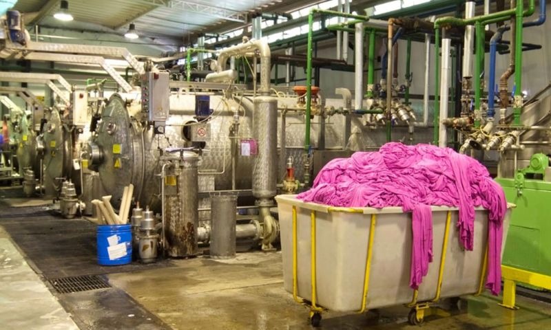 Sodium Hydroxide được dùng để xử lý vải thô