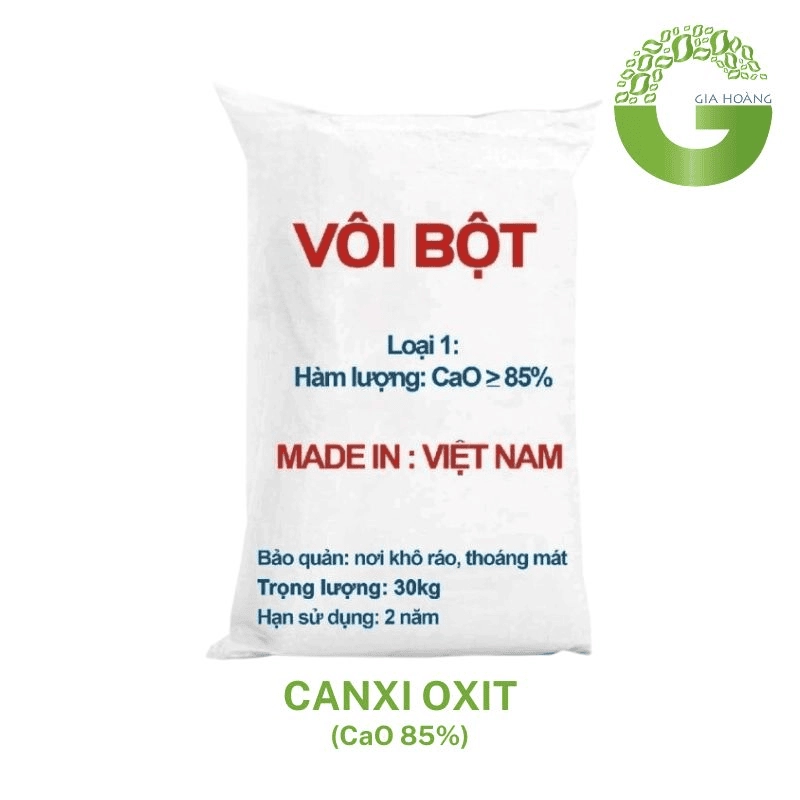 Bao bì sản phẩm vôi bột loại 1, chứa hàm lượng Canxi Oxit (CaO) ≥ 85%, sản xuất tại Việt Nam. Bao bì trắng với chữ đỏ, ghi rõ nguồn gốc và thành phần. Sản phẩm được đóng gói trong bao 30kg, bảo quản nơi khô ráo, thoáng mát.