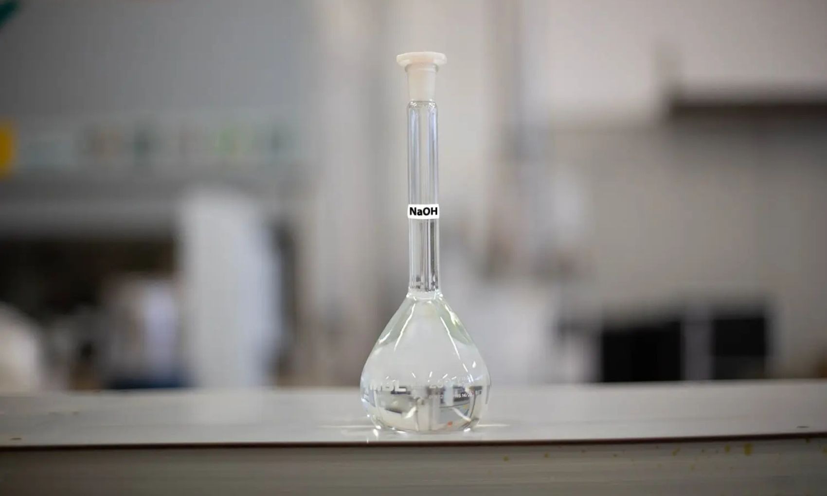 Xút hạt Thái Lan phản ứng mạnh với nước