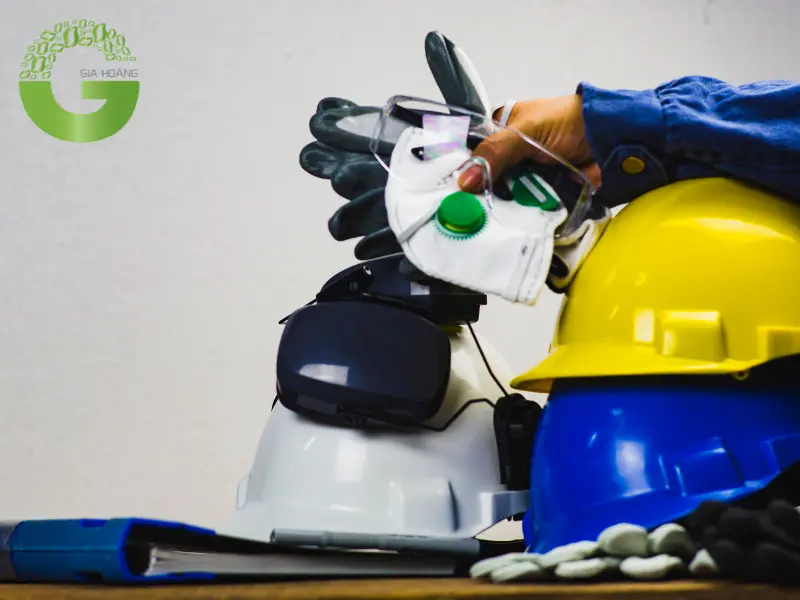 Đeo trang bị bảo hộ cá nhân Đeo trang bị bảo hộ cá nhân