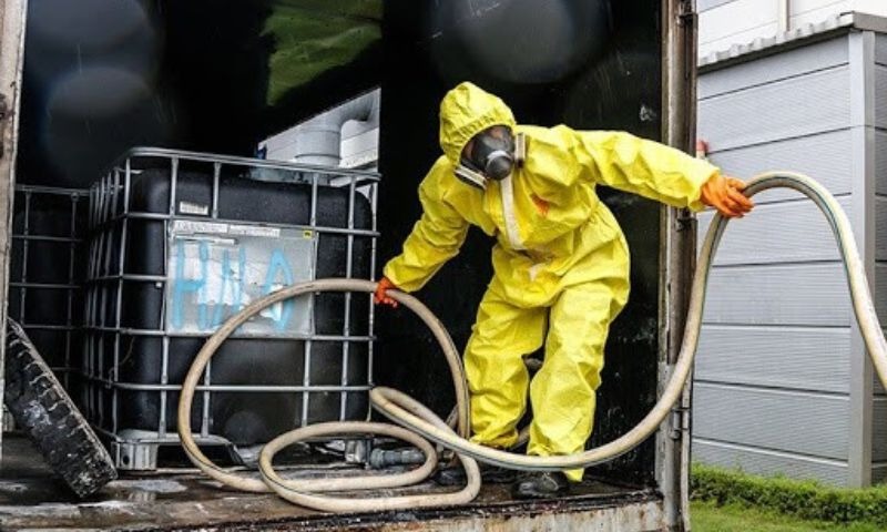 Khi sử dụng Xút 50% cần trang bị đủ đồ bảo hộ