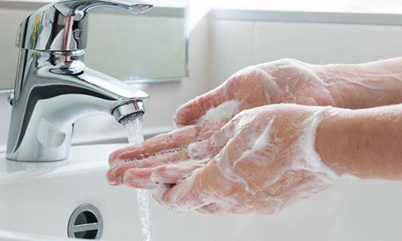 Nên rửa sạch lại ngay với nước nếu tiếp xúc với vôi