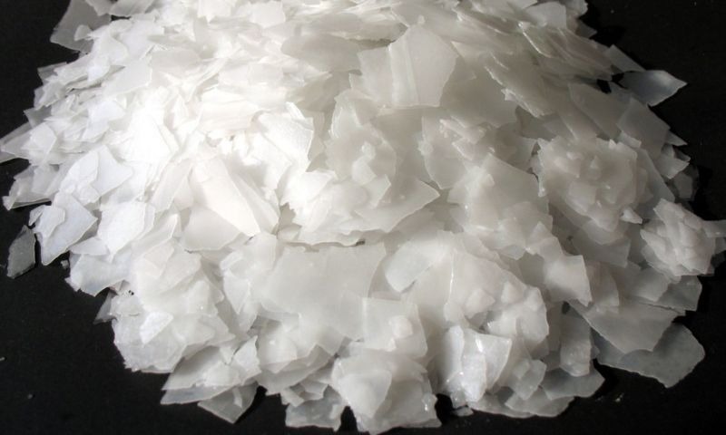 Xút vảy Đài Loan có màu trắng dạng chất rắn