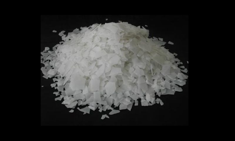 Natri Hydroxit Ấn Độ có màu trắng