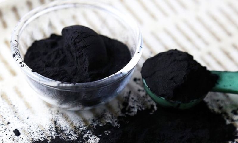 Bột than có màu đen dạng hạt mịn