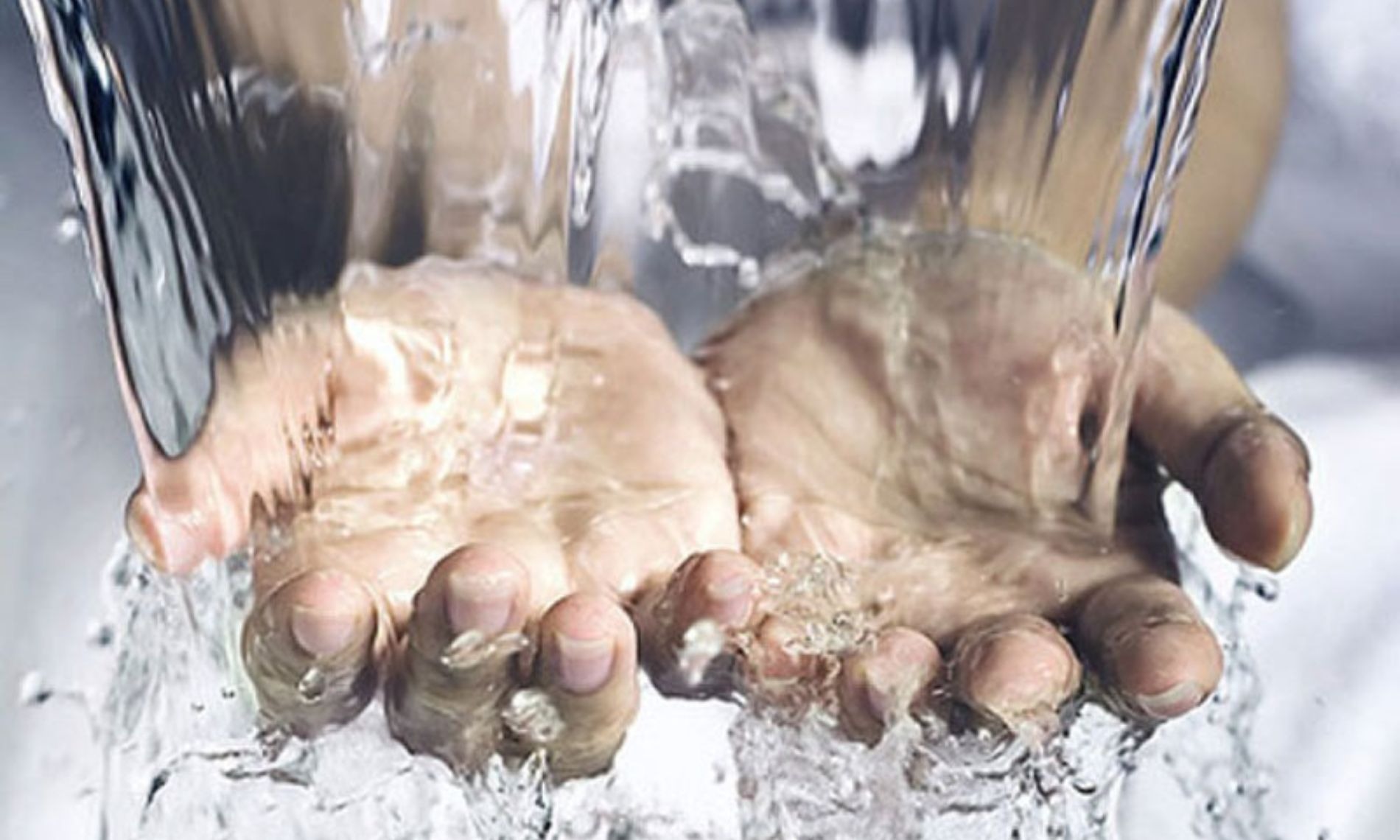 Nên rửa sạch lại với nước ngay nếu dính Polymer Anion