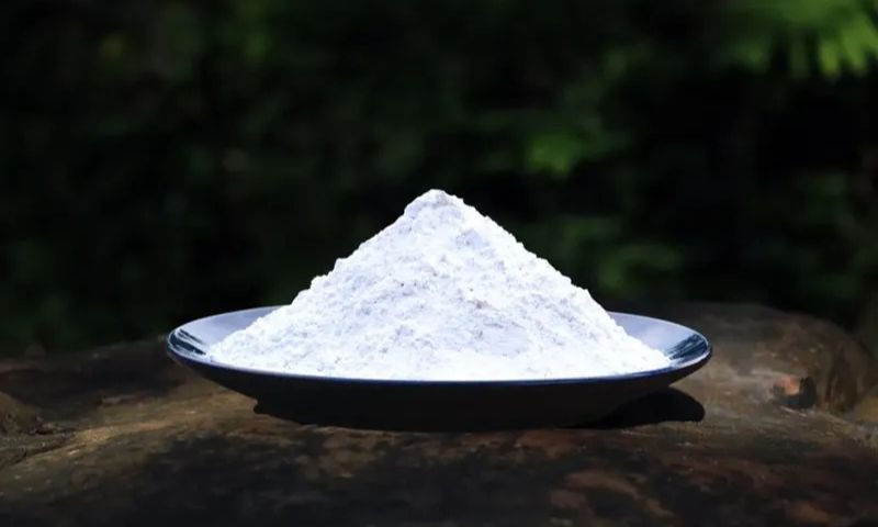 Canxi Hydroxit thường tồn tại ở thể rắn bột mịn