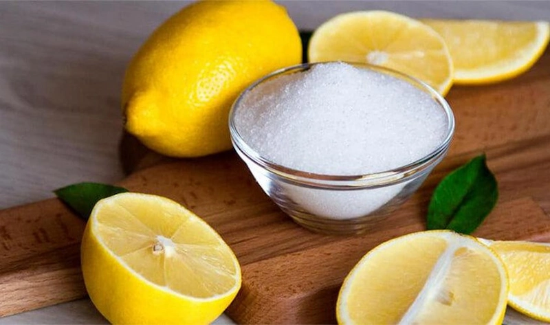 axit citric monohydrate xuất hiện dưới dạng tinh thể màu trắng hoặc trong suốt