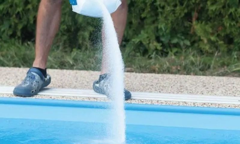 Hóa chất được dùng để khử khuẩn trong bể bơi